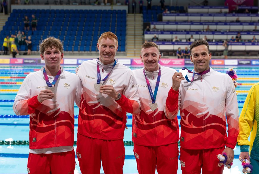 Dean thrilled as England push Australia all the way in relay 