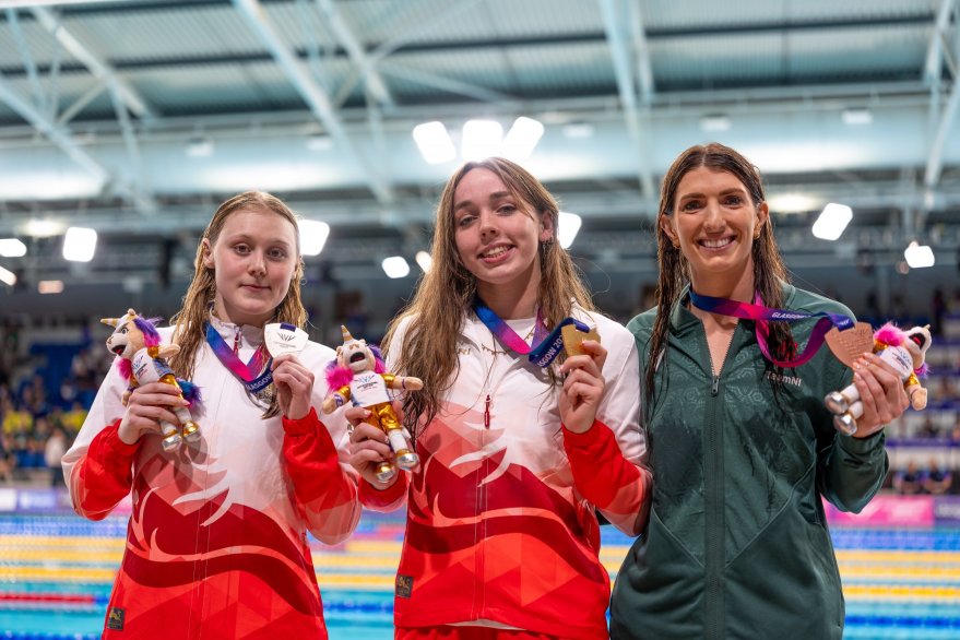 Best friends Sheffield and Maskill shine on medal-packed night in the pool