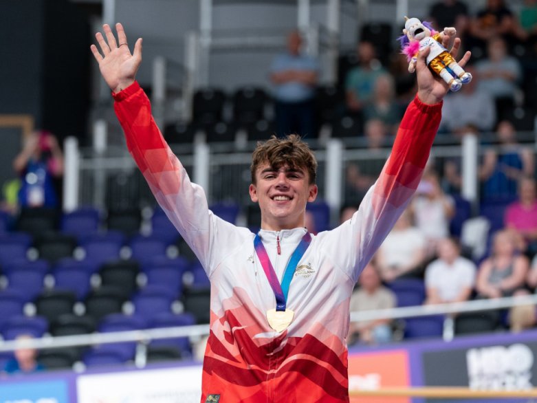 Hobbs scoops scratch gold in chaotic finish in the cycling