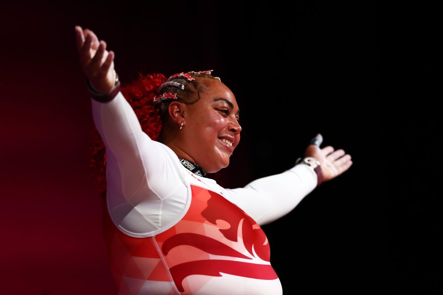 Campbell takes centre stage with record-breaking lift for gold