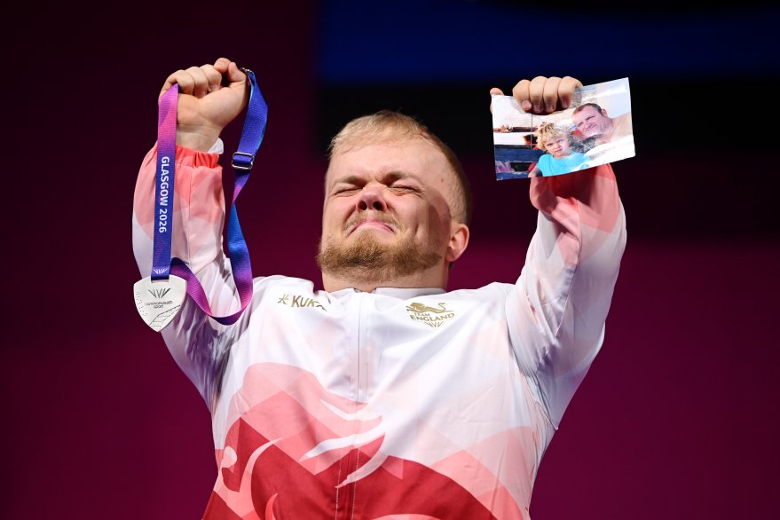 Matt Harding dedicates emotional medal to late father