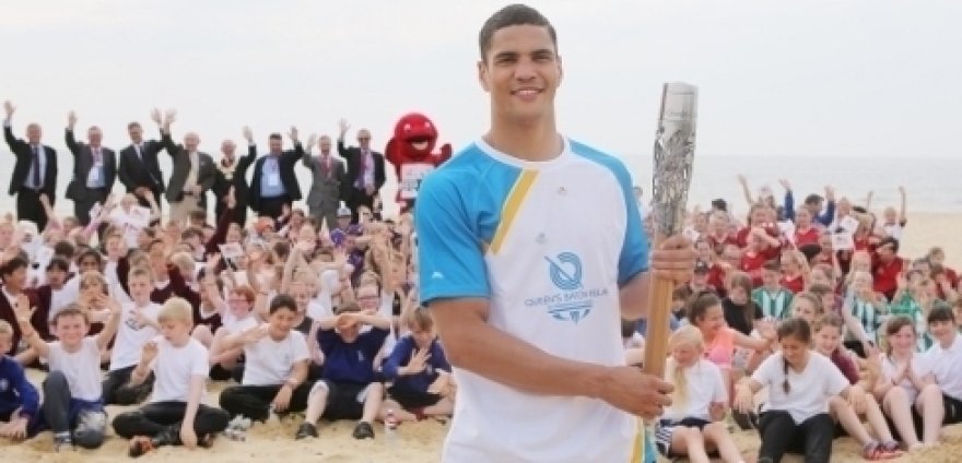 Anthony Ogogo shows his support for Team England
